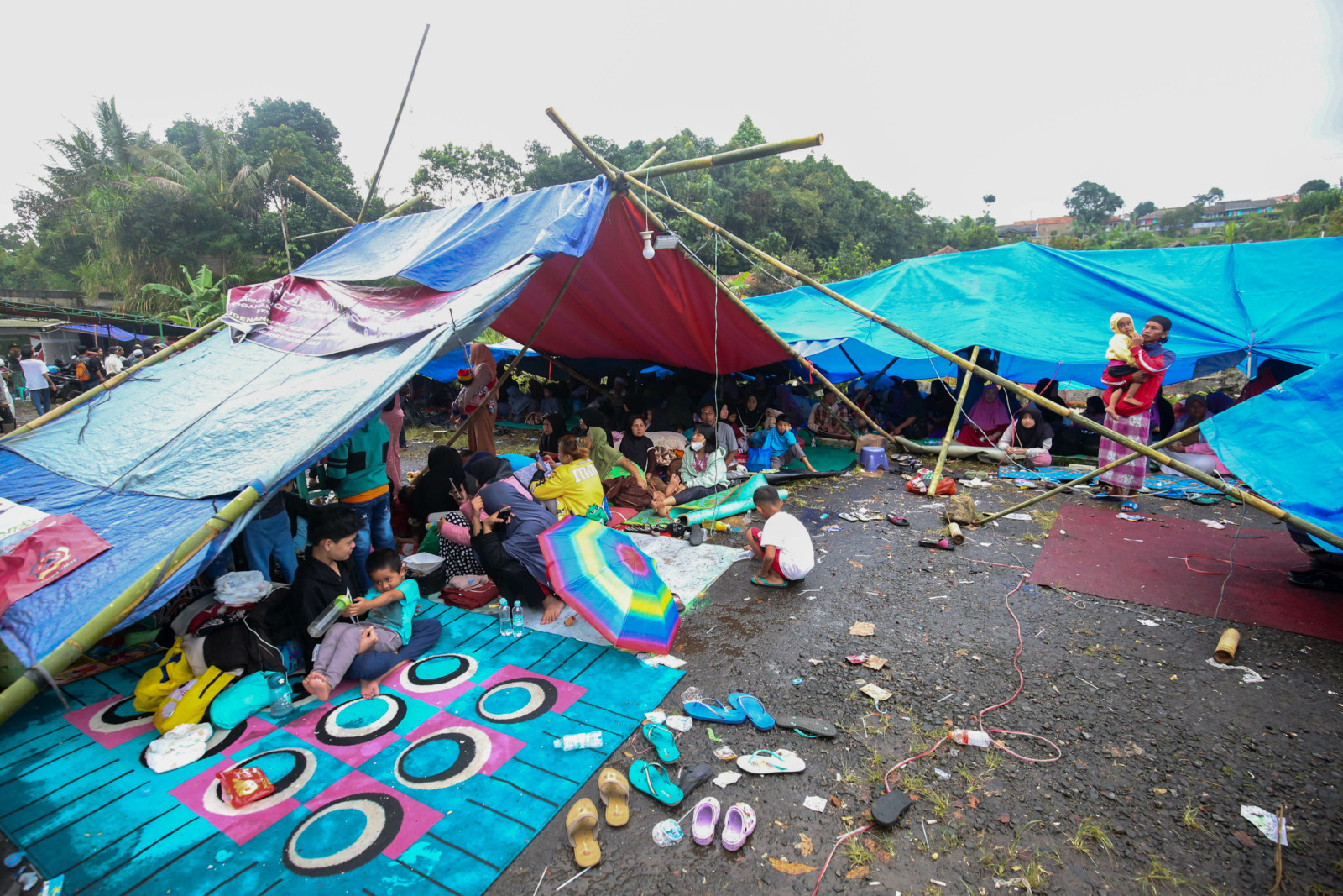 Warga mengungsi di tenda darurat, Cugenang, ,Kabupaten Cianjur, Jawa barat , Selasa (22/11/2022). Badan Nasional Penanggulangan Bencana (BNPB) menyatakan Gempa bermagnitudo (M) 5,6 di Cianjur mengakibatkan 58.362 warga mengungsi. MIFTAHUL HAYAT/JAWA POS - Image