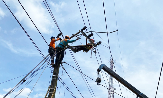 Proses perbaikan sistem kelistrikan di daerah terdampak gempa Cianjur, Jawa Barat. - Image