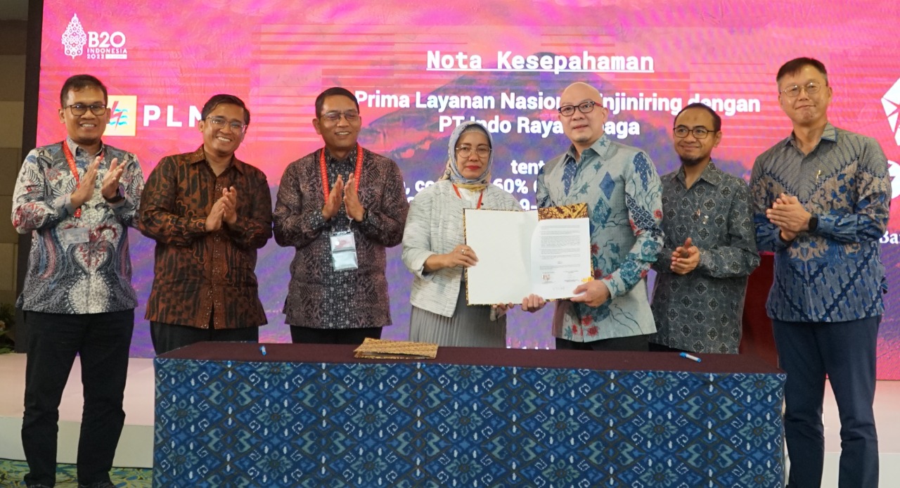 Direktur Utama PT Prima Layanan Nasional Enjiniring (PLNE) Chairani Rachmatullah bersama Presiden Direktur PT Indo Raya Tenaga (IRT) Peter Wijaya menandatangani kerja sama disaksikan Direktur Jenderal EBTKE Dadan Kusdiana. Foto: Kementerian ESDM - Image