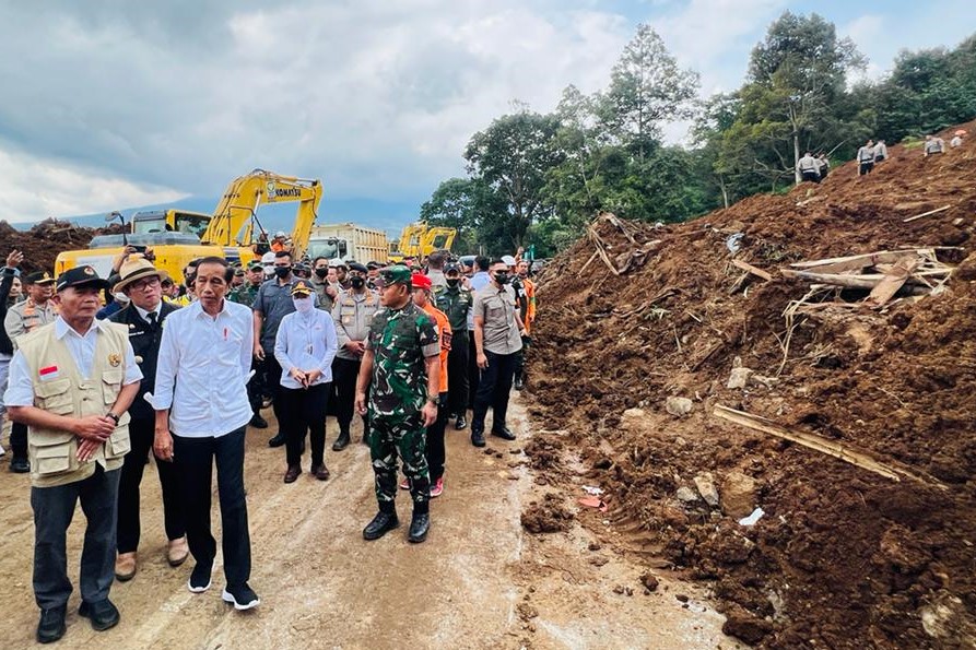 Caption: Presiden Jokowi meninjau langsung lokasi terdampak gempa bumi di Kecamatan Cugenang, Kabupaten Cianjur, Jabar, Selasa (22/11). Foto: Setpres - Image