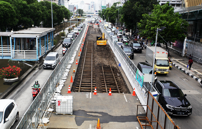 Rel trem zaman kolonial Belanda Terlihat Dari Atas Jpo Kawasan Jalan Gajah Mada, Jakarta, Senin (7/11/2022). Rel Trem Kembali Ditemukan Pada Proyek Pembangunan Mrt Jakarta Fase 2a Glodok-Kota, Di Seberang Mall Gajah Mada. Foto: Dery Ridwansah/ Jawapos.Co - Image