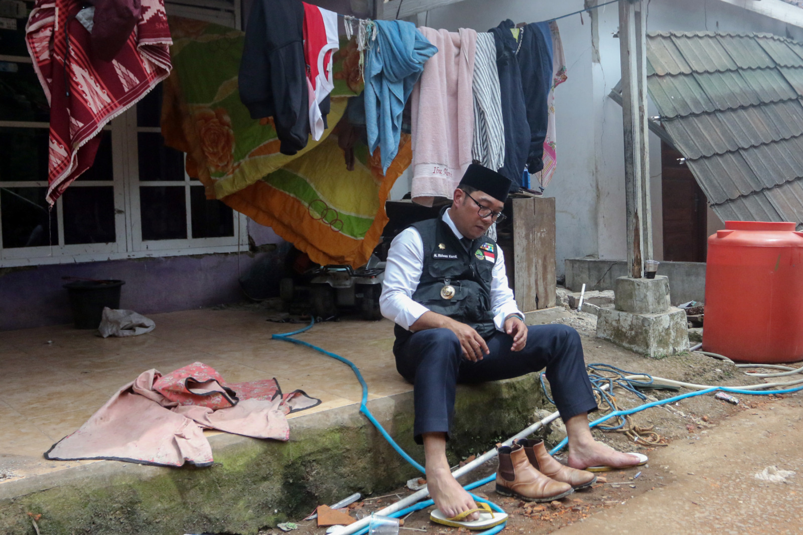 Gubernur Jawa Barat Ridwan Kamil meninjau lokasi bencana gempa bumi di Desa Gasol, Kabupaten Cianjur, Jawa Barat, Jumat (25/11/2022). Dalam kunjungannya Ridwan Kamil mengecek kondisi tenda pengungsian warga, Shalat Jumat bersama warga dan memastikan evaku - Image