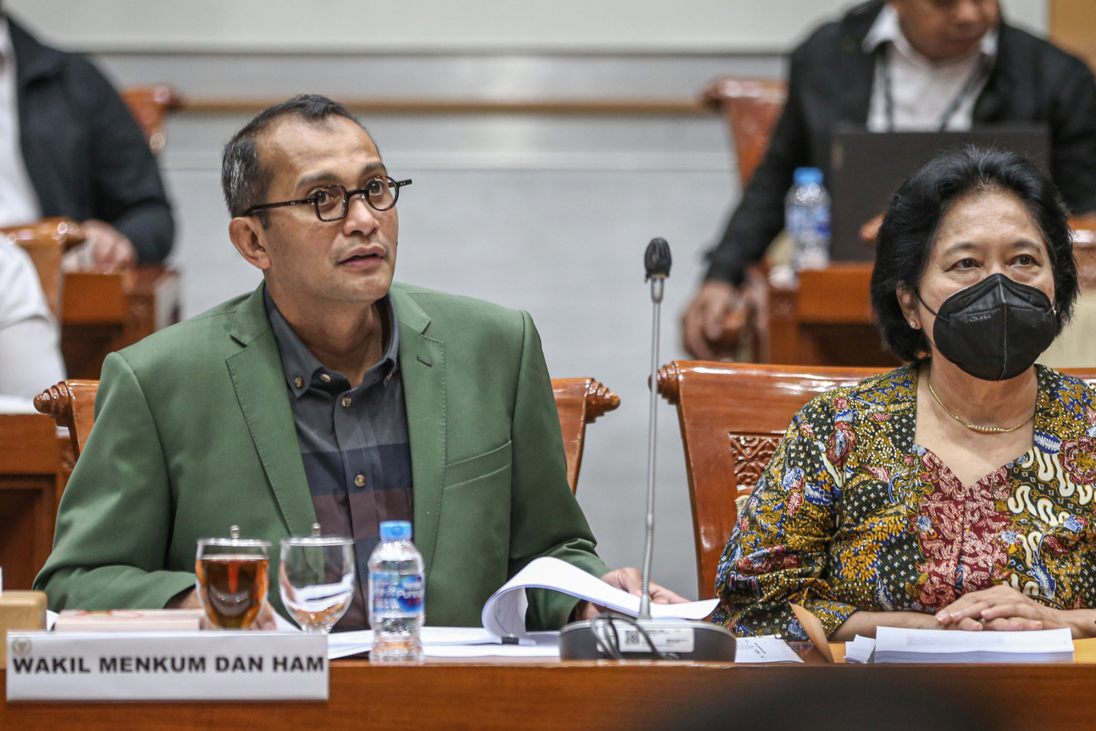 Wakil Menteri Hukum dan Hak Asasi Manusia (Wamenkumham) Edward Omar Sharif Hiariej saat menghadiri rapat kerja dengan Komisi III DPR di kompleks parlemen, Jakarta, Rabu (9/11/2022). Wamenkumham menyampaikan hasil sosialisasi Rancangan Kitab Undang-undang - Image