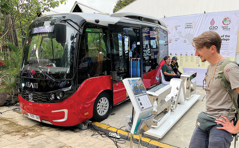 RAMAH LINGKUNGAN: Bus listrik yang disiapkan untuk mobilitas peserta selama KTT G20 di Bali. (DINDA JUWITA/JAWA POS) - Image