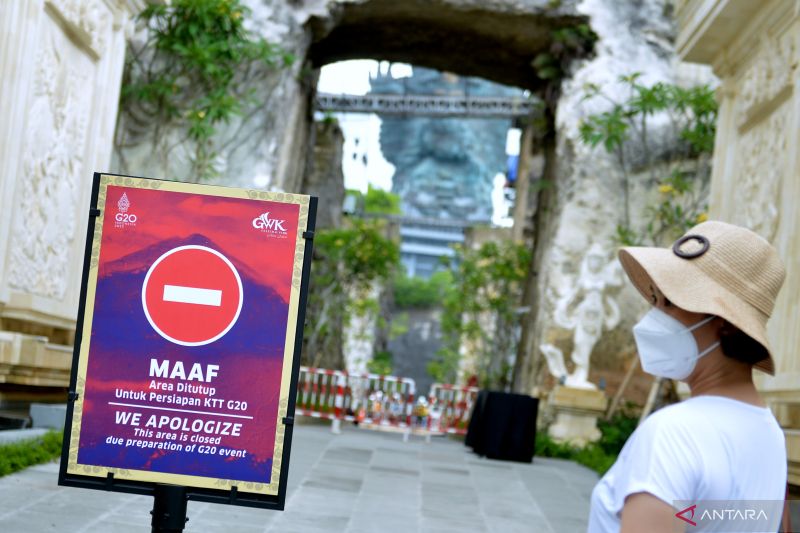 Wisatawan mengunjungi area Garuda Wisnu Kencana (GWK) Cultural Park, Badung, Bali, Kamis (3/11/2022). Berbagai persiapan teknis seperti konstruksi dan keamanan terus dilakukan di GWK sebagai persiapan menjelang penyelenggaraan - Image