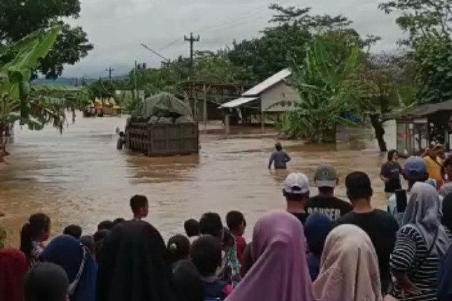 Banjir di Jalur Lintas Selatan Selatan (JLSS) Jawa Tengah ruas jalan nasional Sidareja-Pangandaran yang masuk wilayah Desa Cinyawang, Kecamatan Patimuan, Kabupaten Cilacap, Rabu (26/10). BPBD Cilacap/Antara - Image