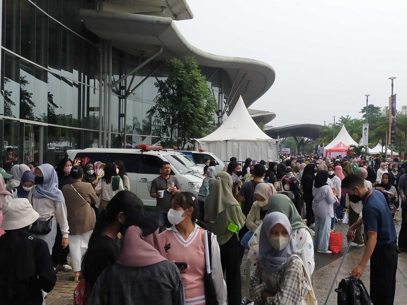 Ribuan orang datang ke lokasi konser NCT 127 di ICE BSD Tangerang kendati tidak memiliki tiket./Abdul Rahman - Image