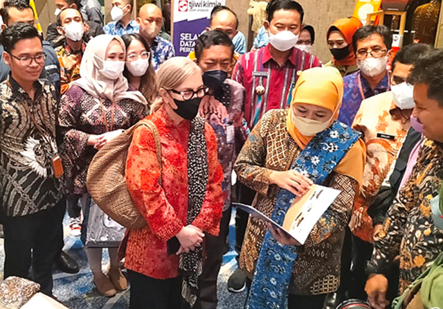 MENINJAU: Gubernur Khofifah Indar Parawansa hadir dalam East Java Export Festival di Surabaya. Dalam kesempatan itu, dia juga melepas ekspor produk dari sejumlah produsen di Jatim senilai 1,46 juta dolar AS. (Eko Hendri/Jawa Pos) - Image