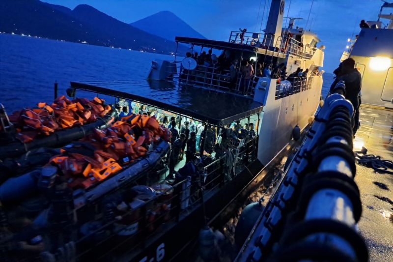 Sejumlah unsur KRI milik TNI AL mengevakuasi penumpang KM Mutiara Timur 1 yang terbakar di Selat Bali, Rabu (16/11/2022). ANTARA/HO-Dispen Koarmada II - Image