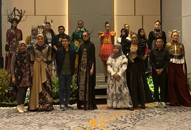 Desainer dan model dalam persiapan East Java Fashion Harmony. Rafika Yahya/JawaPos.com - Image