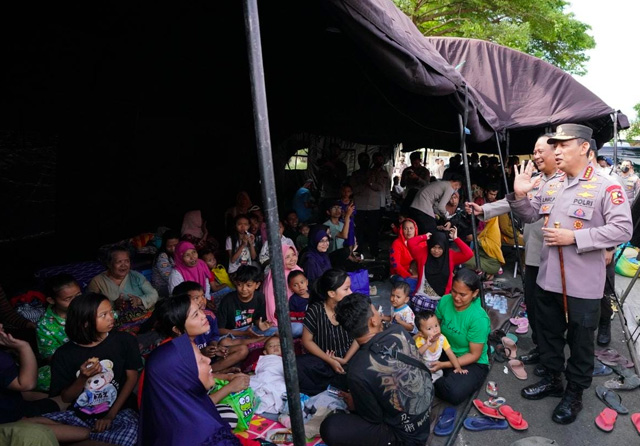 Kapolri Jenderal Listyo Sigita saat berbincang dengan pengungsi gempa Cianjur. (Mabes Polri untuk JawaPos.com) - Image