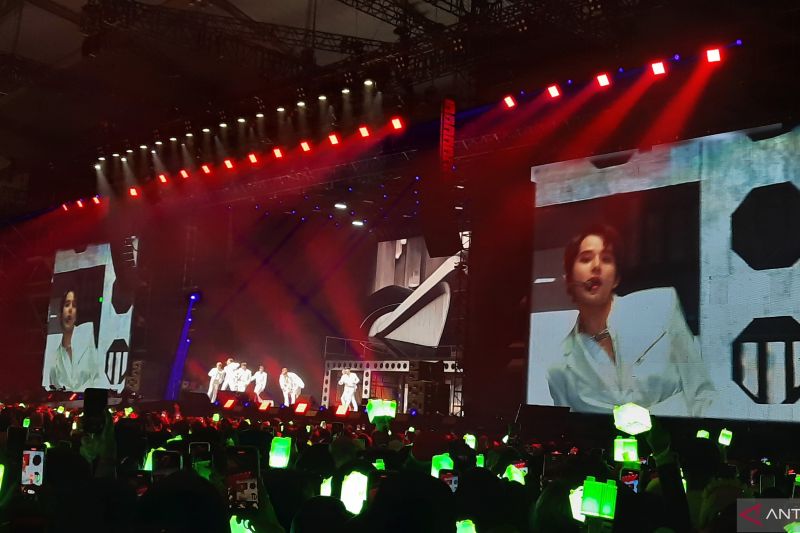 Grup idola K-pop NCT 127 dalam gelaran konser - Image