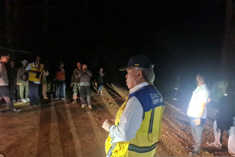 Menteri Pekerjaan Umum dan Perumahan Rakyat (PUPR) Basuki Hadimuljono meninjau lokasi longsor akibat gempa bumi di Kecamatan Cugenang, Kabupaten Cianjur, Jawa Barat, Senin (21/11/2022) malam. (ANTARA/HO-Kementerian PUPR) - Image