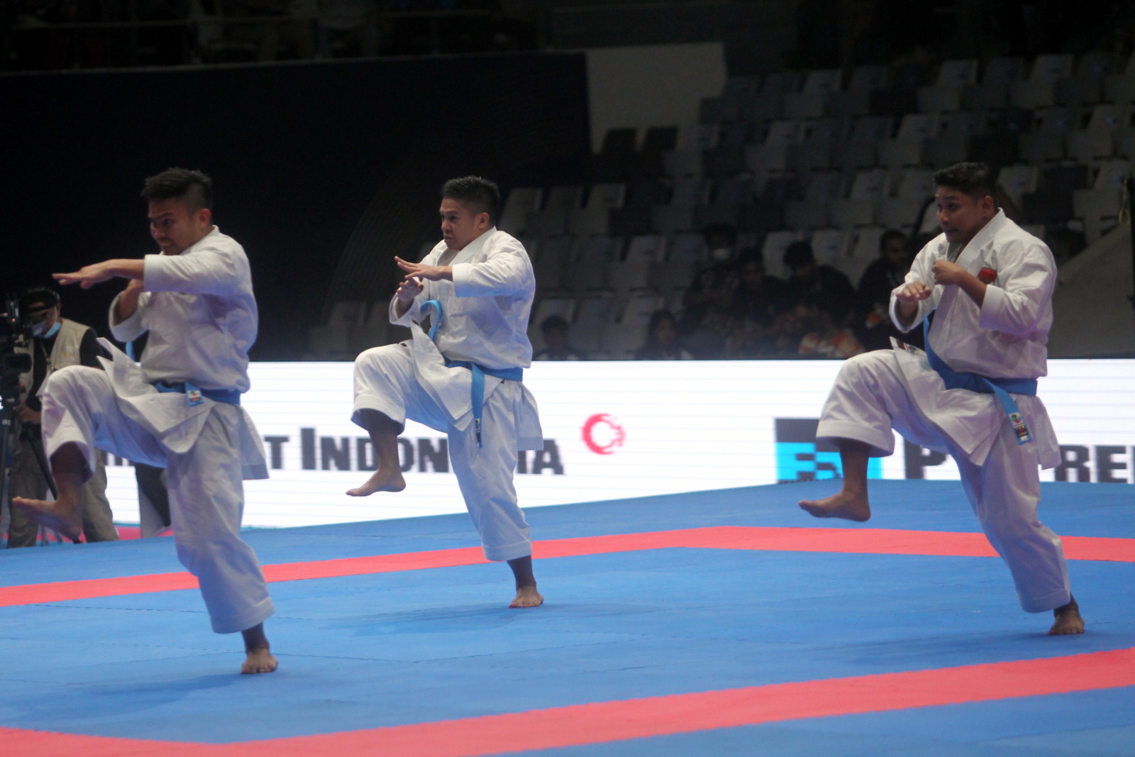 karateka Indonesia tampil pada kategori kata beregu putra kejuaran karate internasional WKF series A 2022 di istora senayan, Minggu (20/11/2022). HARITSAH ALMUDATSIR/JAWA POS - Image