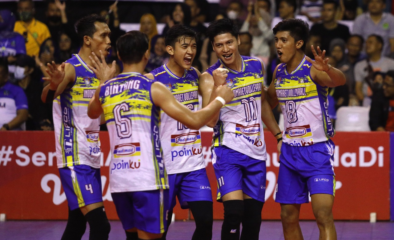 BUAH PENANTIAN PANJANG: Pemain Indomaret berselebrasi setelah menaklukkan STIN Pasundan pada partai final Livoli Divisi Utama tadi malam. ANGGER BONDAN/JAWA POS - Image
