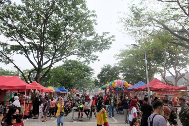 Suasana Pasar Rakyat Jambangan, Kota Surabaya, Minggu (13/11). Diskominfo Surabaya/Antara - Image