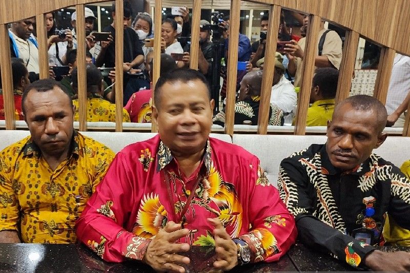 Salah satu pengacara Gubernur Papua, Aloysius Renwarin saat memberi keterangan pers, Kamis (3/11/2022) malam di Jayapura. ANTARA/Evarukdijati - Image