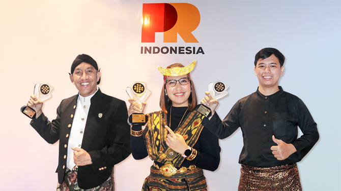 Dirut Damar Latri Setiawan dan jajaran PR Leaders Pegadaian memborong penghargaan di ajang Jambore PR INDONESIA (JAMPIRO) #8 tahun 2022 di Surabaya (10/11/2022). - Image