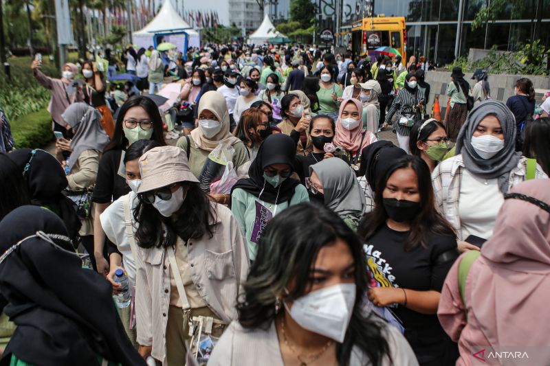 Sejumlah penggemar boyband NCT 127 memadati halaman ICE BSD jelang konser NCT 127 2nd Tour di Tangerang, Banten, Jumat (4/11/2022). (ANTARA FOTO/Fauzan/wsj) - Image