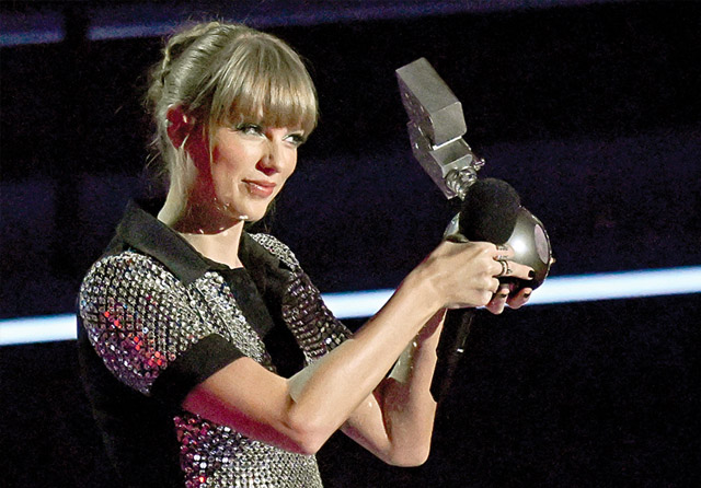 UNTUK SWIFTIES: Masuk nominasi di enam kategori, Taylor Swift membawa pulang empat piala MTV Europe Music Awards 2022. (SASCHA SCHUERMANN/AFP) - Image