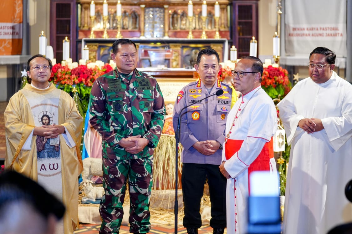 Panglima TNI Laksamana Yudo Margono (dua dari kiri) dan Kapolri Jenderal Listyo Sigit Prabowo saat meninjau gereja di malam Natal. (Mabes Polri untuk JawaPos.com) - Image