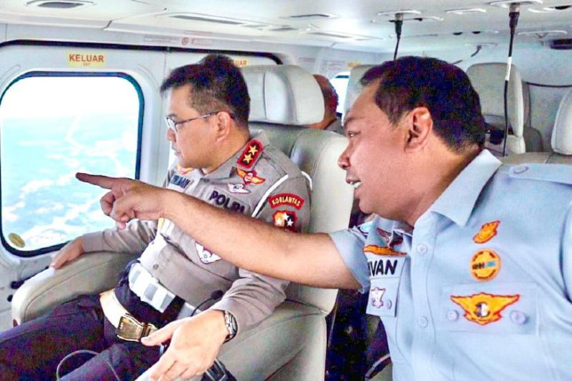 Direktur Utama Jasa Raharja Rivan A. Purwantono bersama Kakorlantas Polri Irjen Pol Firman Shantyabudi mengecek kesiapan pengamanan Natal 2022 dan Tahun Baru 2023 lewat udara. Antara - Image