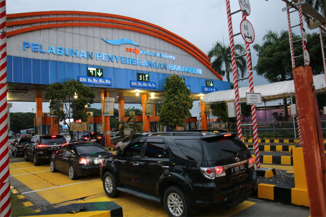 Untuk kelancaran operasional dan pelayanan Natal dan Tahun Baru 2023, ASDP juga memastikan kesiapan petugas dan peralatan pendukung baik di kapal dan pelabuhan. - Image
