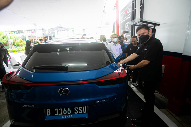 Foto: Ilustrasi: Pengguna mobil listrik bisa memanfaatkan fasilitas charging station dari Astra Otoparts. (Istimewa). - Image
