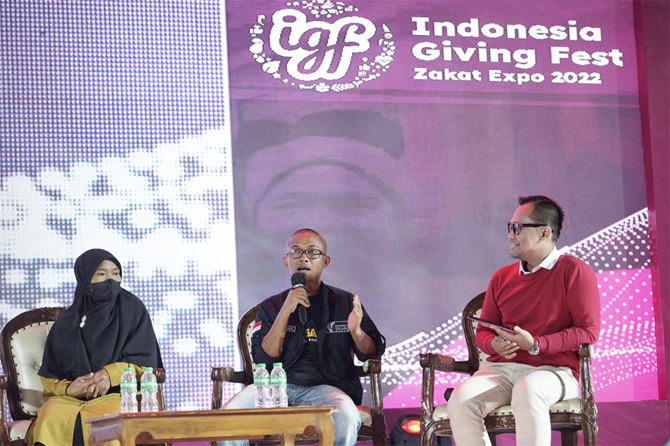 Rahmad Riyadi selaku Ketua Pengurus Dompet Dhuafa memaparkan rangkaian kegiatan Annual Report 2022 pada ajang Indonesia Giving Fest (IGF) 2022 – Zakat Expo hari ke-dua, Sabtu (24/12/2022), di Tennis Indoor Senayan, Jakarta. - Image