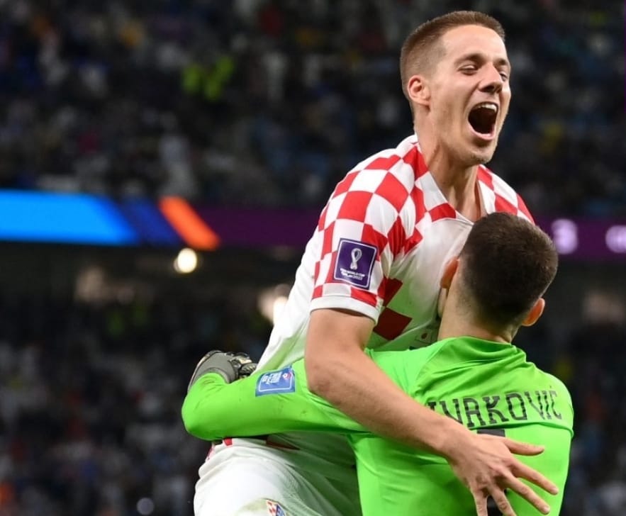 Kiper Kroasia, Dominik Livakovic menjadi pahlawan atas kemenangan Kroasia atas Jepang dalam drama adu penalti. - Image