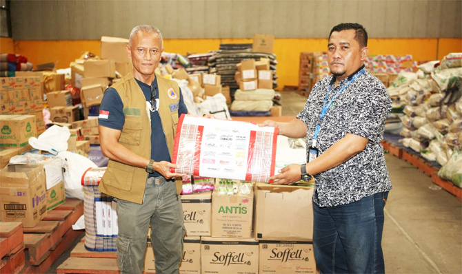GERAK CEPAT: Bantuan diserahkan langsung Area Sales Manager Jember Enesis Group, Arly Firdiyanto (kanan) kepada Kepala Bidang Pencegahan Kesiapsiagaan dan Logistik BPBD Lumajang Wawan Hadi Siswoyo. - Image