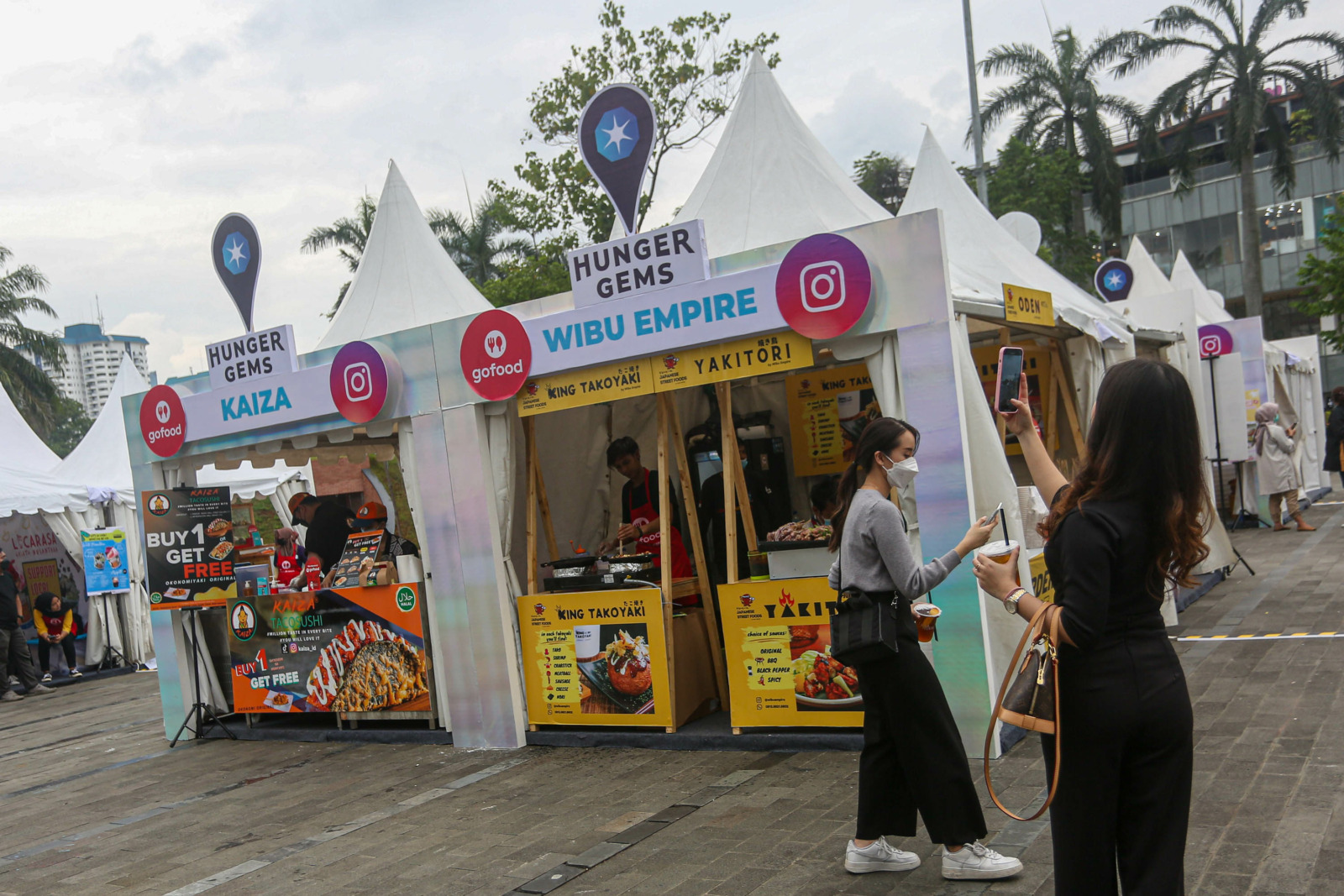 Warga berada di kawasan “Hunger Gems Festival” di Senayan Park, Jakarta, Jumat (23/12/2022). Meningkatnya antusias masyarakat dalam berburu kuliner yang unik, membuat Hunger Gems berkolaborasi dengan GoFood, Instagram dan blu by BCA Digital menghadirkan “ - Image