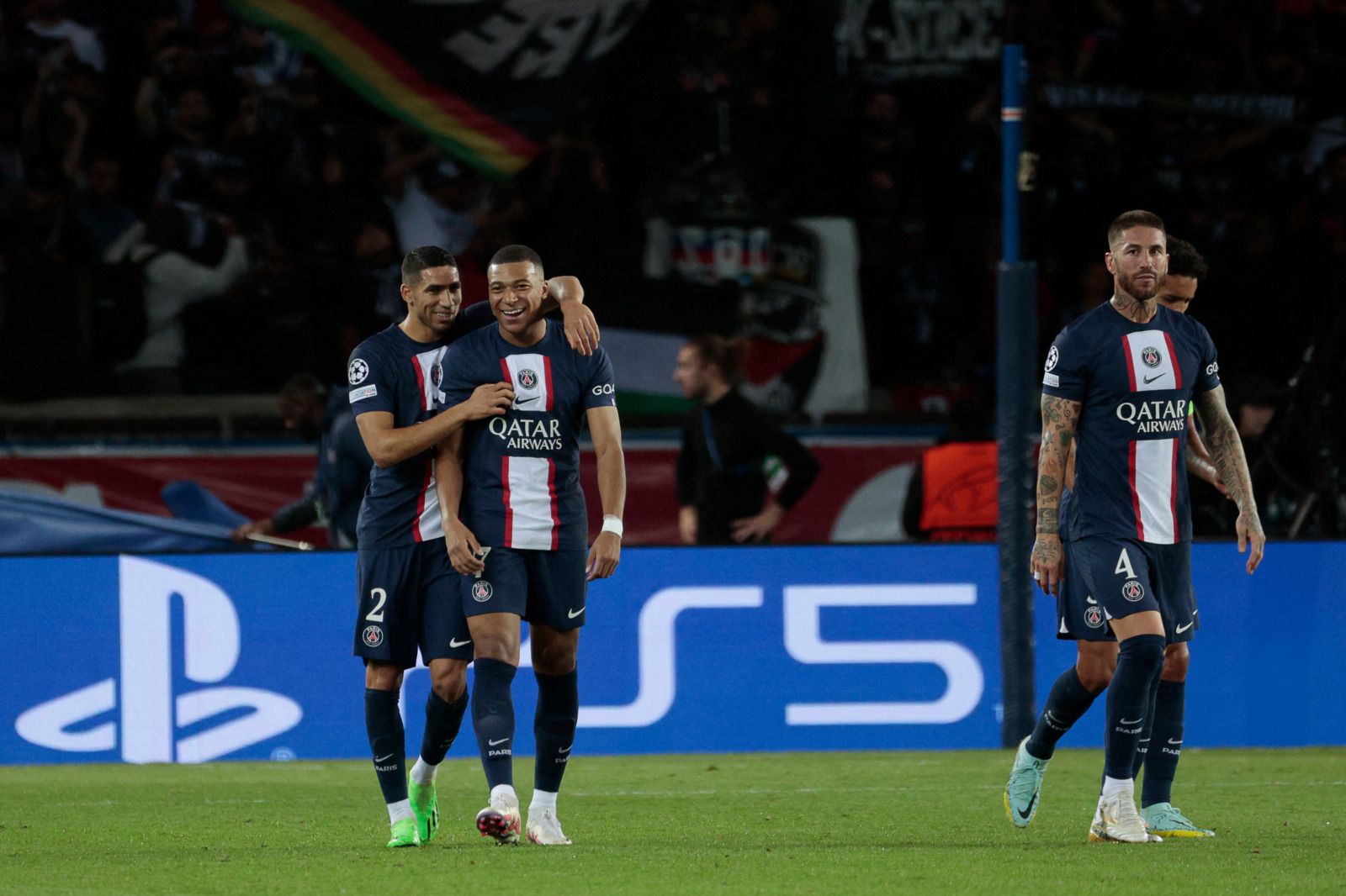 GEOFFROY VAN DER HASSELT/AFP SEUMURAN: Bek kanan Maroko Achraf Hakimi (kiri) dan striker Prancis Kylian Mbappe bersahabat di klub mereka, Paris Saint-Germain. - Image