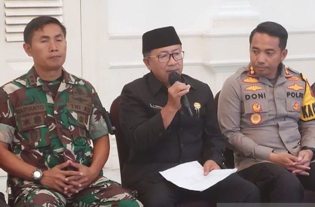 Bupati Cianjur Herman Suherman (tengah) didampingi Kapolres dan Dandim Cianjur. Ahmad Fikri/Antara - Image