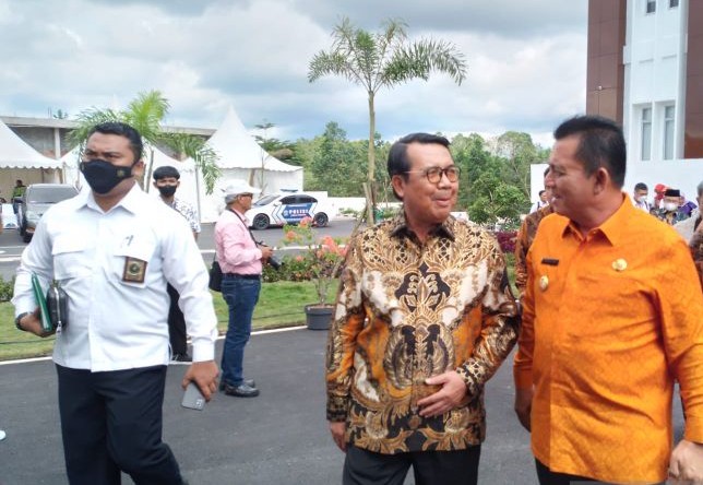 Gubernur Kepulauan Riau Ansar Ahmad mendampingi Ketua Mahkamah Agung Syarifuddin (batik) di Pengadilan Negeri Tanjungpinang, Kepri, Senin (5/12). Nikolas Panama/Antara - Image