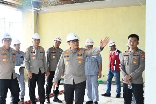 Kapolda Kalsel Irjen Pol Andi Rian R. Djajadi meninjau pembangunan Mapolda Kalsel di Banjarbaru. Firman/Antara - Image