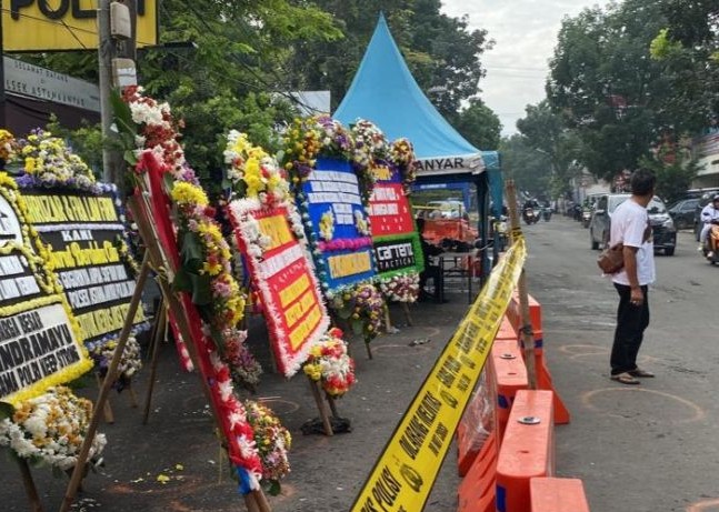 Sejumlah karangan bunga mulai terpasang di halaman Polsek Astanaanyar, Kota Bandung, Jumat (9/12). Bagus Ahmad Rizaldi/Antara - Image
