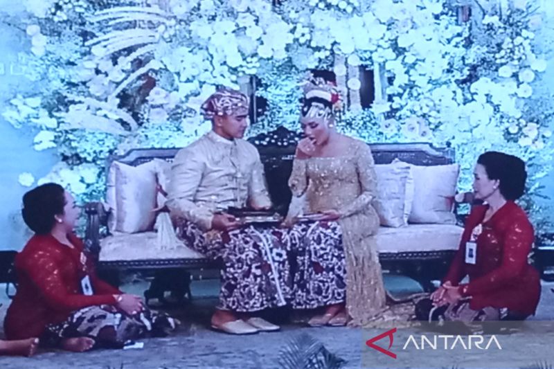 Kaesang Pangarep dan Erina Sofia Gudono menjalani prosesi adat - Image