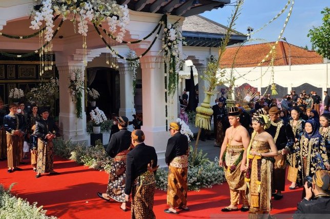 Prosesi ngunduh mantu putra bungsu Presiden Joko Widodo, Kaesang Pangarep-Erina Gudono, di Loji Gandrung Solo, Minggu (11/12). I.C. Senjaya/Antara - Image