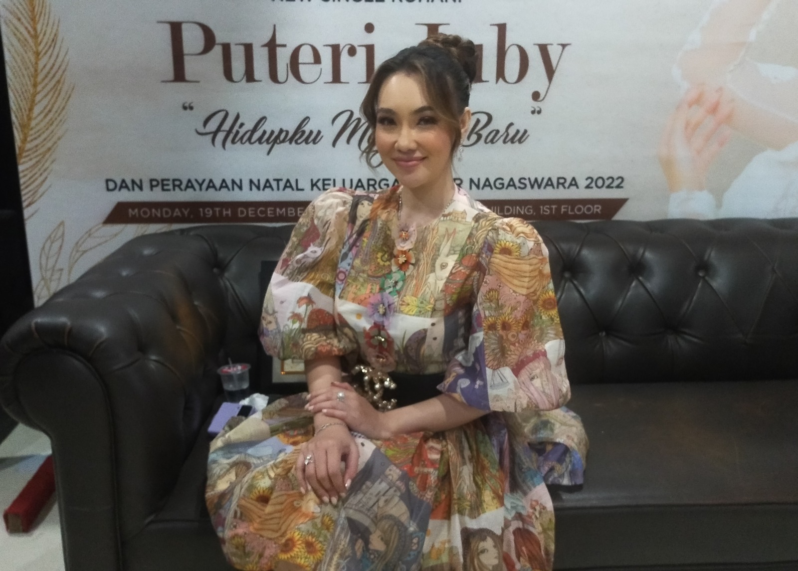 Di momen Natal tahun ini, Puteri Juby kembali merilis sebuah single rohani ketiga berjudul Hidupku Menjadi Baru. (Abdul Rahman/ JawaPos.com) - Image