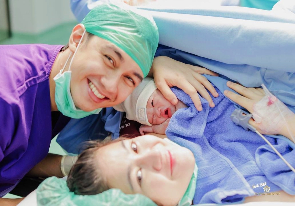 Kabar bahagia datang dari pasangan suami-istri sesama selebriti, Immanuel Caesar Hito dan Felicya Angelista. Mereka kini dianugerahi buah hati kedua. Persalinan berjalan sesuai dengan harapan di sebuah rumah sakit yang terletak bilangan Bintaro, Tangerang - Image