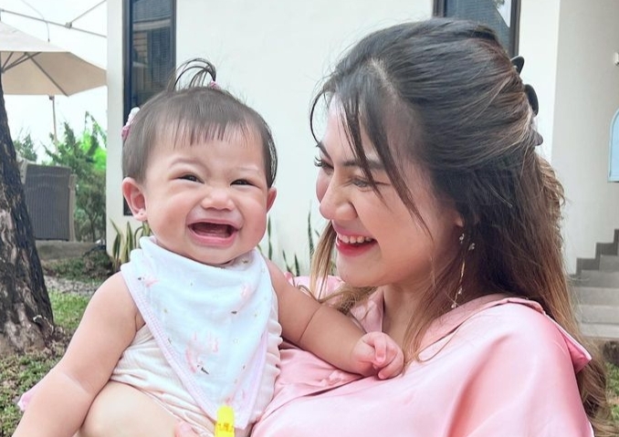 Felicya Angelista bersama anak pertamanya, Graziella Bible Emmanuela./ Instagram @felicyaangelista_ - Image