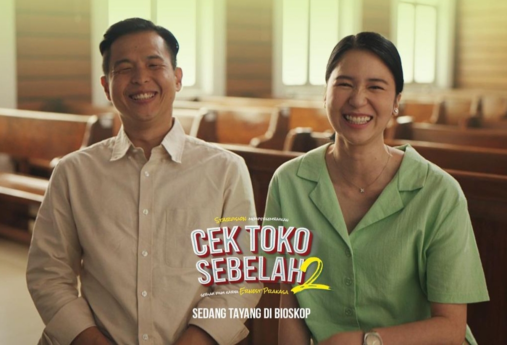 Film Cek Toko Sebelah 2 kini mulai tayang di bioskop tanah air setelah 6 tahun terjeda dari film pertamanya. Film arahan sutradara Ernest Prakasa itu akan menghadirkan konflik keluarga dibalut dengan kelucuan di dalamnya./istimewa - Image