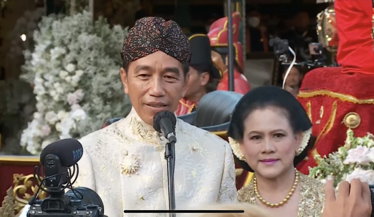 Presiden Jokowi didampingi Ibu Iriana menyampaikan keterangan di hadapan warrawan usai acara akad nikah dan panggih pengantin./Tangkapan layar YouTube Presiden Joko Widodo - Image