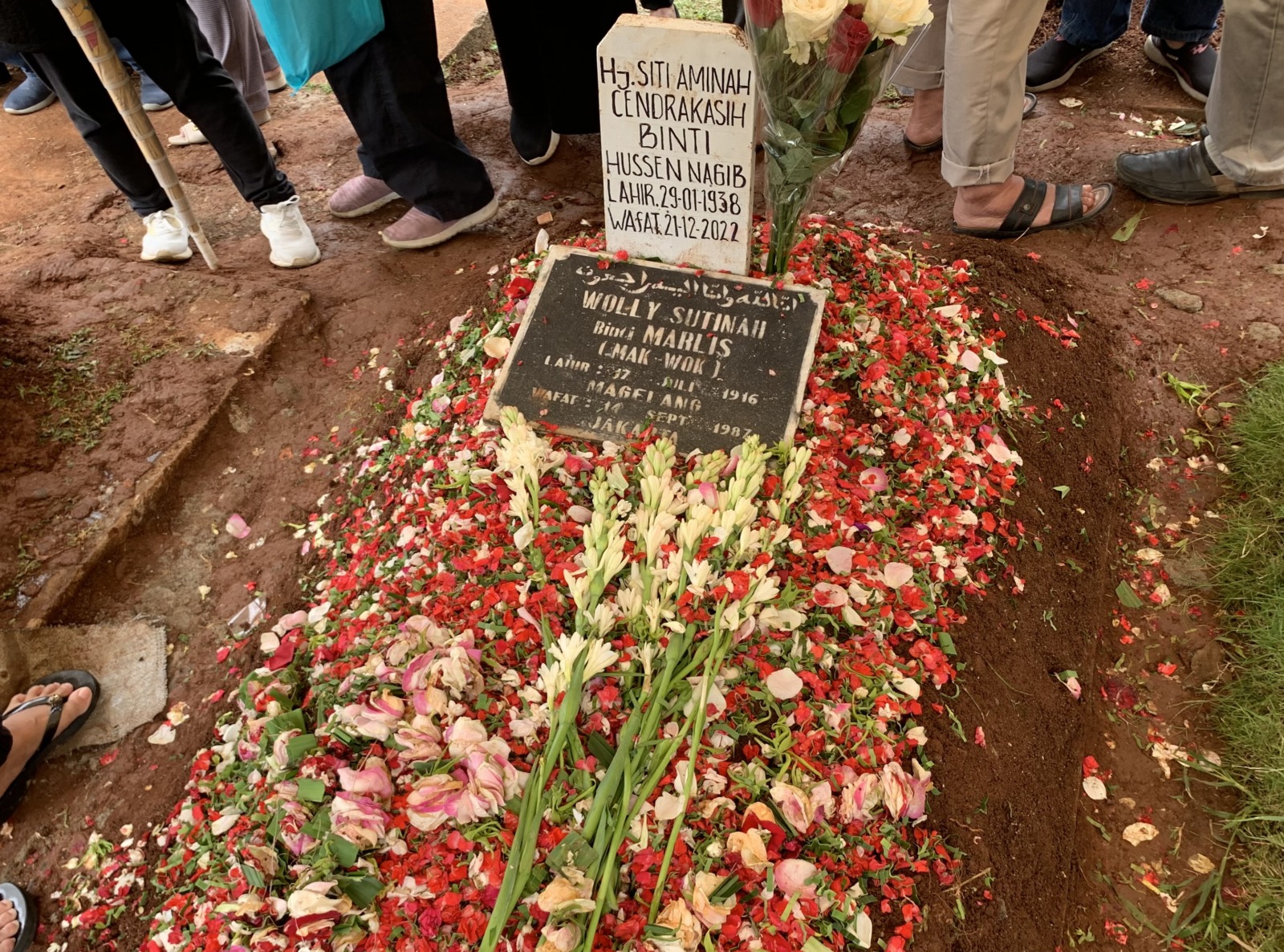 Pemakaman Aminah Cendrakasih di TPU Karet Bivak Jakarta,Kamis (22/12)./ Abdul Rahman - Image