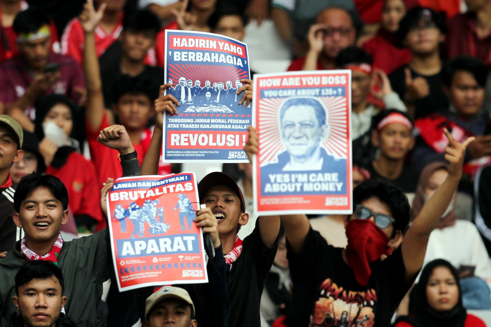 Supporter Timnas Indonesia menunjukan Poster untuk mengusut tragedi Kanjuruhan pada laga Indonesia melawan Thailand dipentisihan Grup piala AFF di Stadion Utama Gelora Bung Karno (SUGBK), Jakarta, Kamis (29/12/2022). poster tersebut merupakan pesan dari - Image