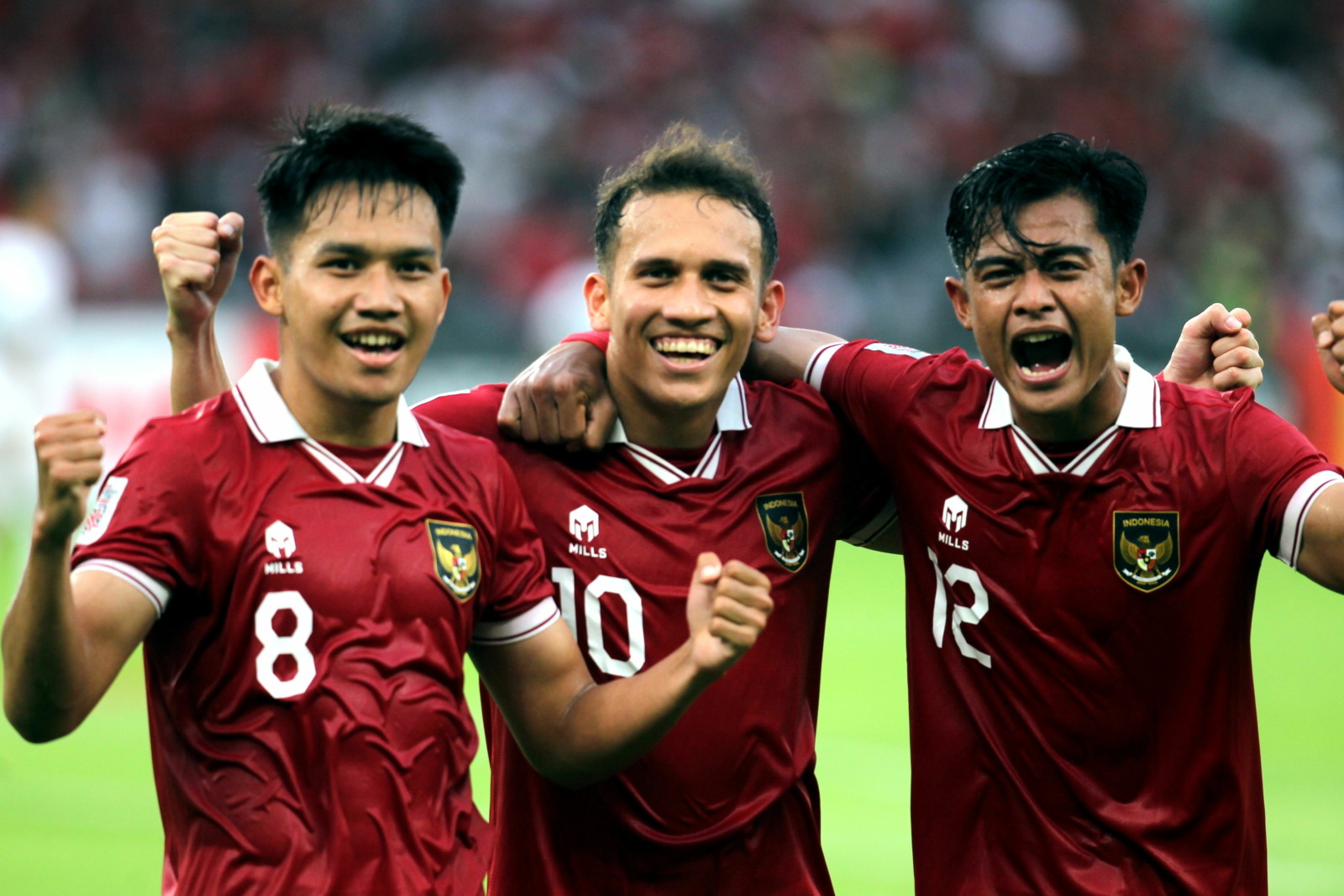 Pesepak bola Timnas Indonesia Witan Sulaeman (kiri), Egy Maulana Vikri (tengah) dan Pratama Arhan (kanan) melakukan selebrasi usai mencetak gol ke gawang Kamboja dalam pertandingan grup A Piala AFF 2022 di Stadion Utama gelora Bung Karno (SUGBK), Jakarta, - Image