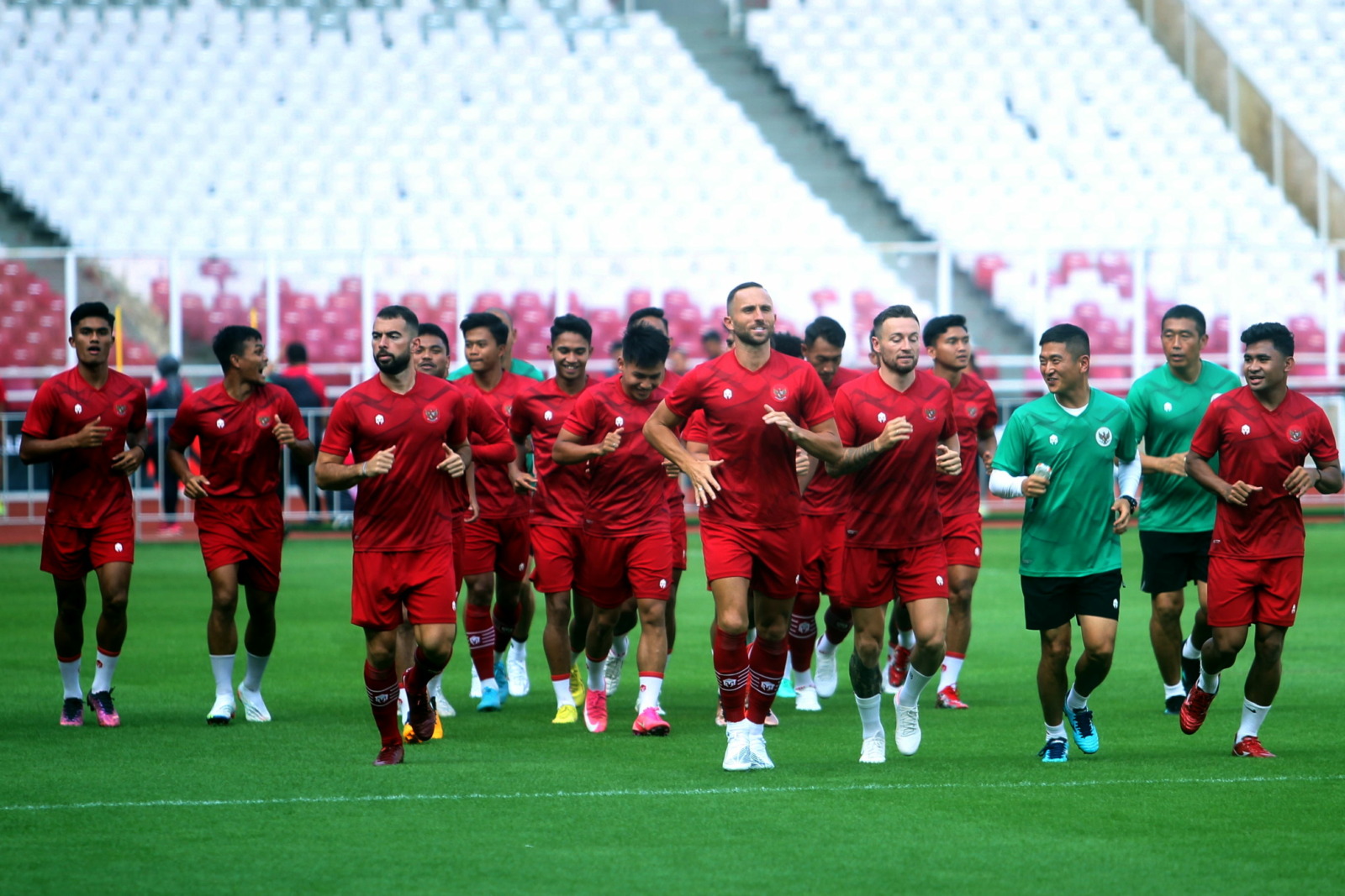 pelatih timnas Indonesia Shin Tae Yong saat sesi latihan di Stadion Utama Gelora Bung Karno (SUGBK), Jakarta, Selasa (20/12/2022). latihan tersebut dilakukan jelang menghadapi Kamboja dilaga perdana piala AFF. HARITSAH ALMUDATSIR/JAWA POS - Image