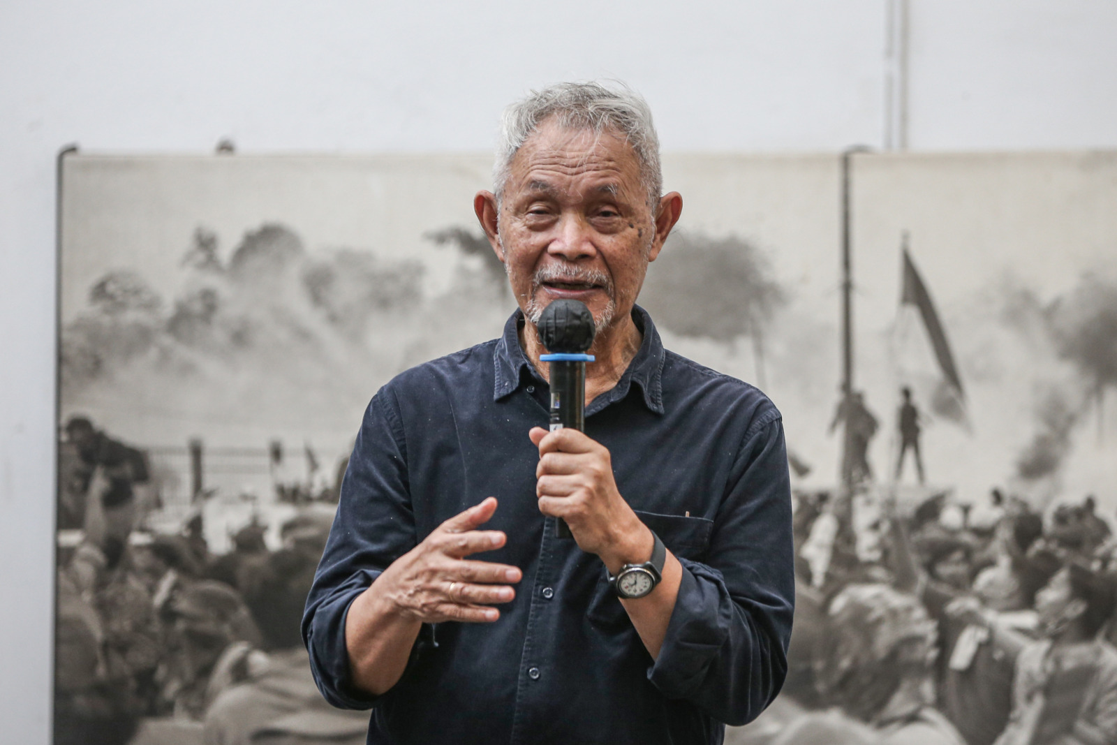 Goenawan Mohamad memberikan sambutan saat peluncuran buku Membaca Goenawan Mohamad di Komunitas Utan Kayu, Jakarta, Kamis (29/12/22). Dalam kesempatan itu, GM diusulkan oleh sejumlah kalangan untuk mendapatkan Nobel. FOTO: HENDRA EKA/JAWA POS - Image