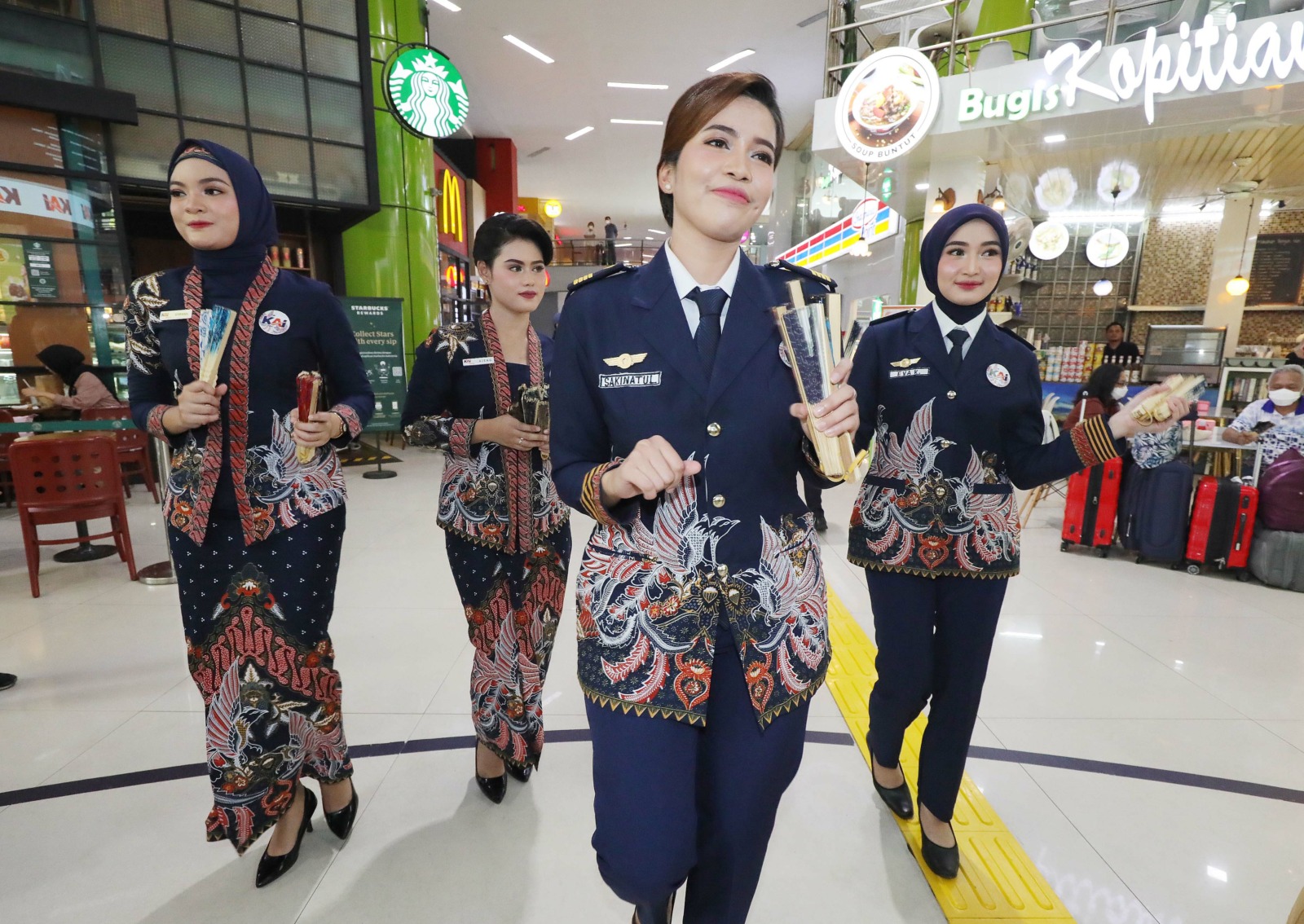 Prami dan Prama PT KAI melakukan fashion show saat peluncuran seragam baru bertema - Image